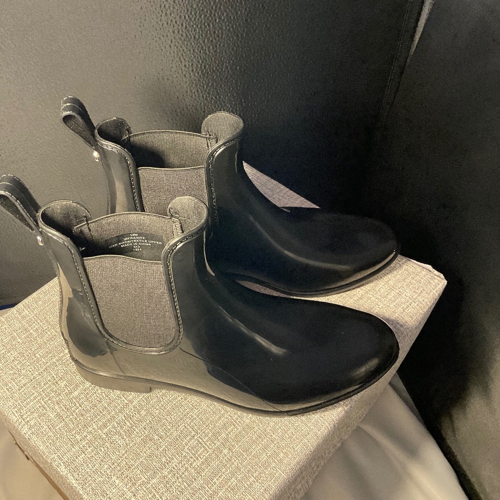 Women's Raelynn Rain Boots Marc Fisher size 10